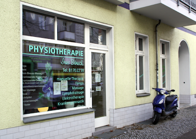 Außenansicht der Physiotherapie Ines Bönsch in der Karl Kunger Straße in Berlin